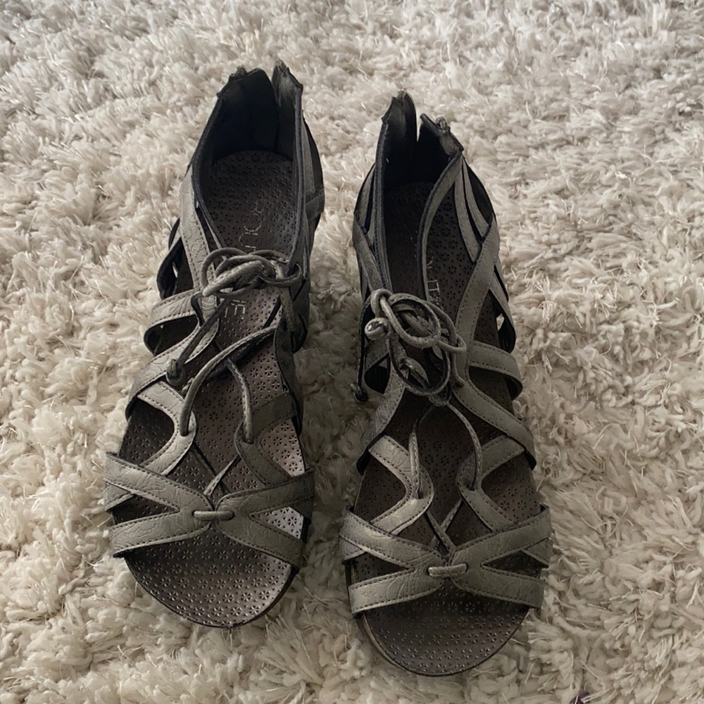 Size 7 Lace low platform sandals
